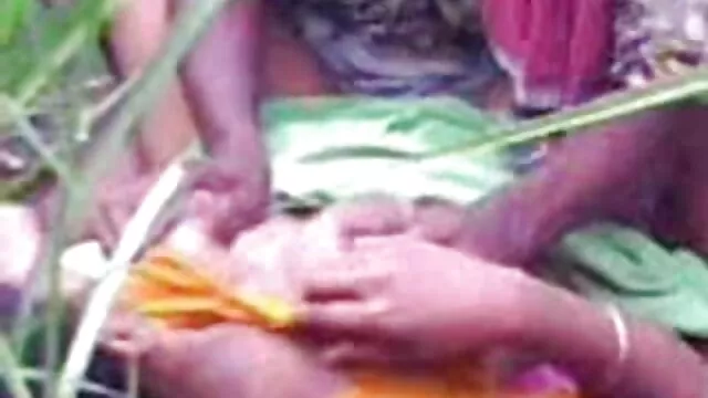 विशाल फुल हिंदी सेक्सी स्तन के साथ एमआईएलए चिढ़ाता है