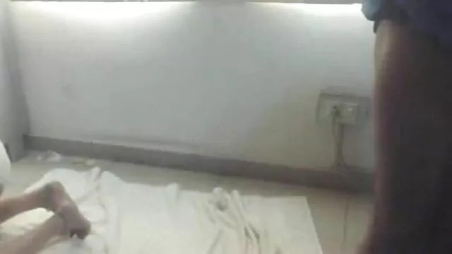 एक सार्वजनिक पुस्तकालय में डिल्डो के साथ खेलते हुए किआरा हिंदी में फुल सेक्सी एन