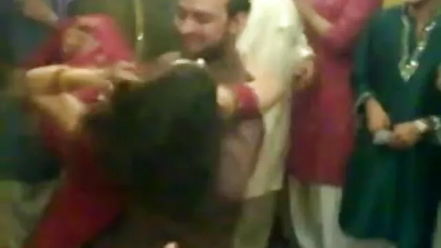दो फुल सेक्सी हिंदी वीडियो हॉट गर्ल्स शेयर एक लकी लड़के की मुर्गा