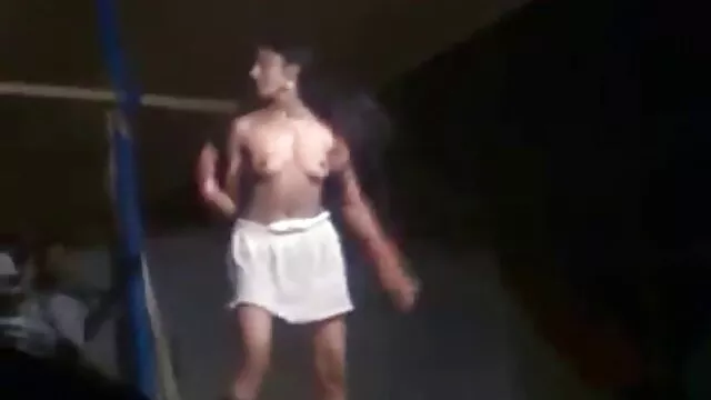तृषा सेक्सी फिल्म फुल सेक्सी ने चूत को झांकने के लिए अपनी पैंटी सरका दी