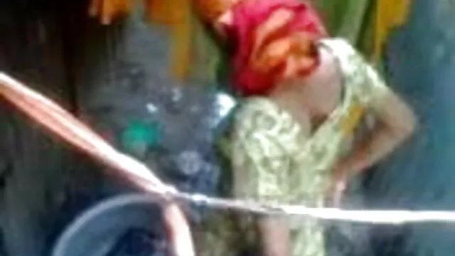 लोगों के बड़े समूह स्ट्रिप का सेक्स हिंदी फुल मूवी एक शरारती खेल खेलते हैं