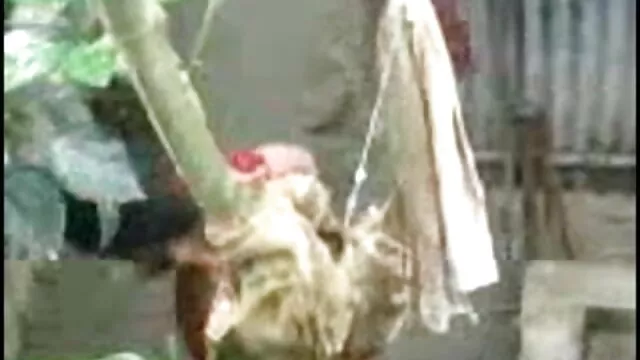 पीछे के यार्ड में घर हिंदी में फुल सेक्सी फिल्म पर हस्तमैथुन करते किशोर