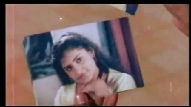 उसके घुटनों पर और फुल सेक्सी हिंदी में मुंह फुल ऐ के साथ एक blowjob देता है